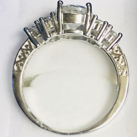 💍Beautiful Sterling and Cz Ring!💍 - Picture 2 of 3